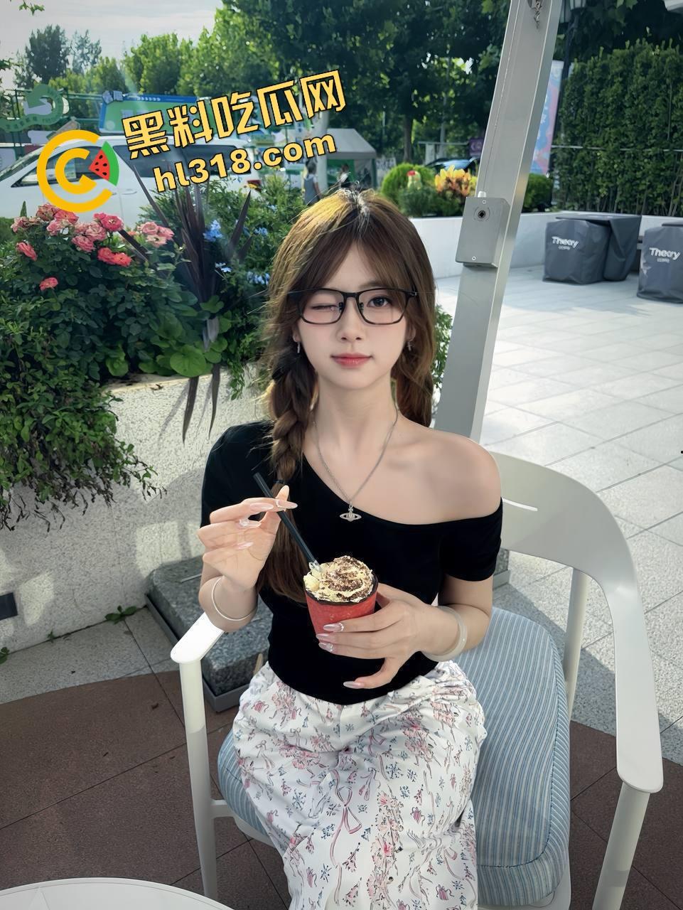 带你们见识牛逼新境界，路边防撞铁杆子也能用来自嗨，一屁股坐下去整个逼深不可测！  第4张