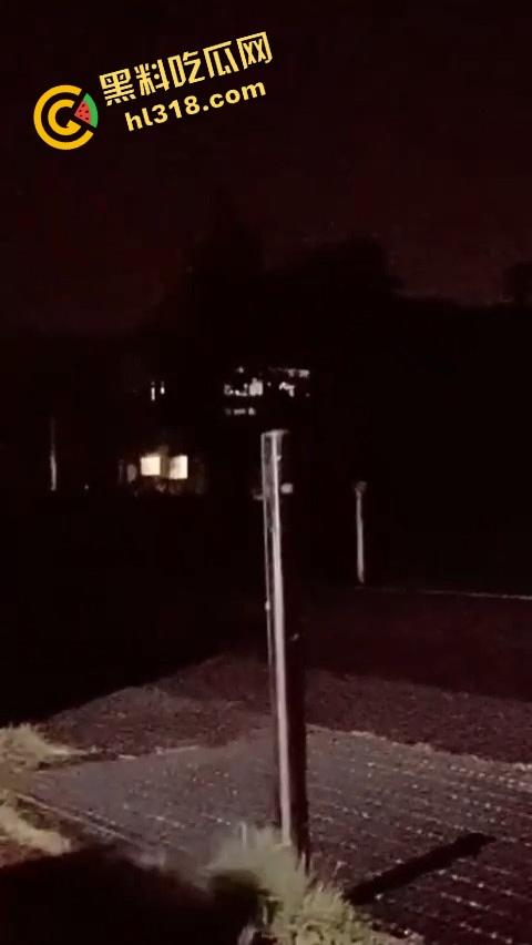 带你们见识牛逼新境界，路边防撞铁杆子也能用来自嗨，一屁股坐下去整个逼深不可测！  第15张