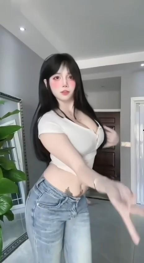 小编推荐！抖音巨乳女神【幼幼酱】定制热舞自慰福利流出，极品身材微胖尤物，皮肤白嫩巨乳肥臀，呻吟声十分动人。  第9张