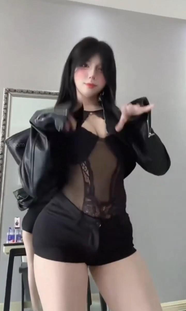 小编推荐！抖音巨乳女神【幼幼酱】定制热舞自慰福利流出，极品身材微胖尤物，皮肤白嫩巨乳肥臀，呻吟声十分动人。  第11张