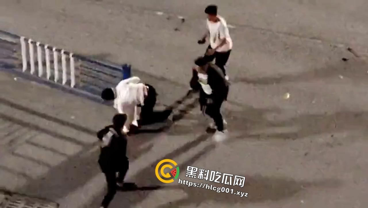 河南信阳古惑仔！大街上持刀砍杀 宛如黑帮片械斗  杀了就走 年轻人就是天不怕地不怕啊 第2张