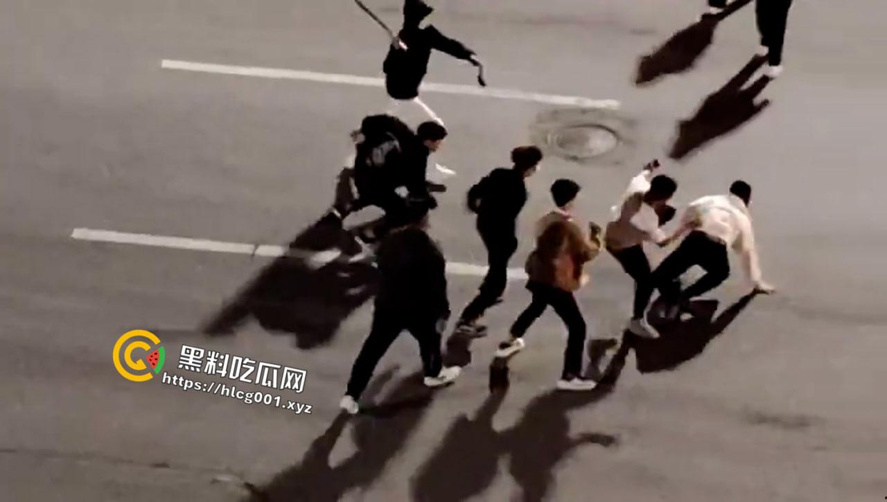 河南信阳古惑仔！大街上持刀砍杀 宛如黑帮片械斗  杀了就走 年轻人就是天不怕地不怕啊 第4张