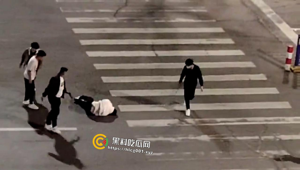 河南信阳古惑仔！大街上持刀砍杀 宛如黑帮片械斗  杀了就走 年轻人就是天不怕地不怕啊 第5张