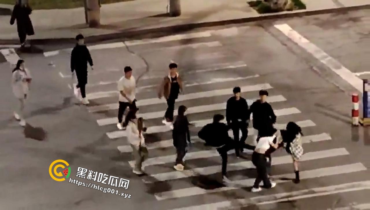 河南信阳古惑仔！大街上持刀砍杀 宛如黑帮片械斗  杀了就走 年轻人就是天不怕地不怕啊 第6张