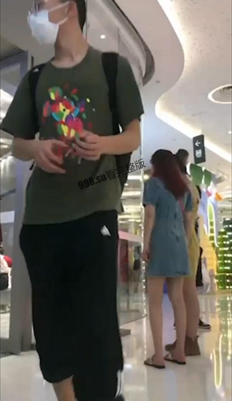 街拍 大师超市极限抄底漂亮妹妹 技高人胆大  第3张