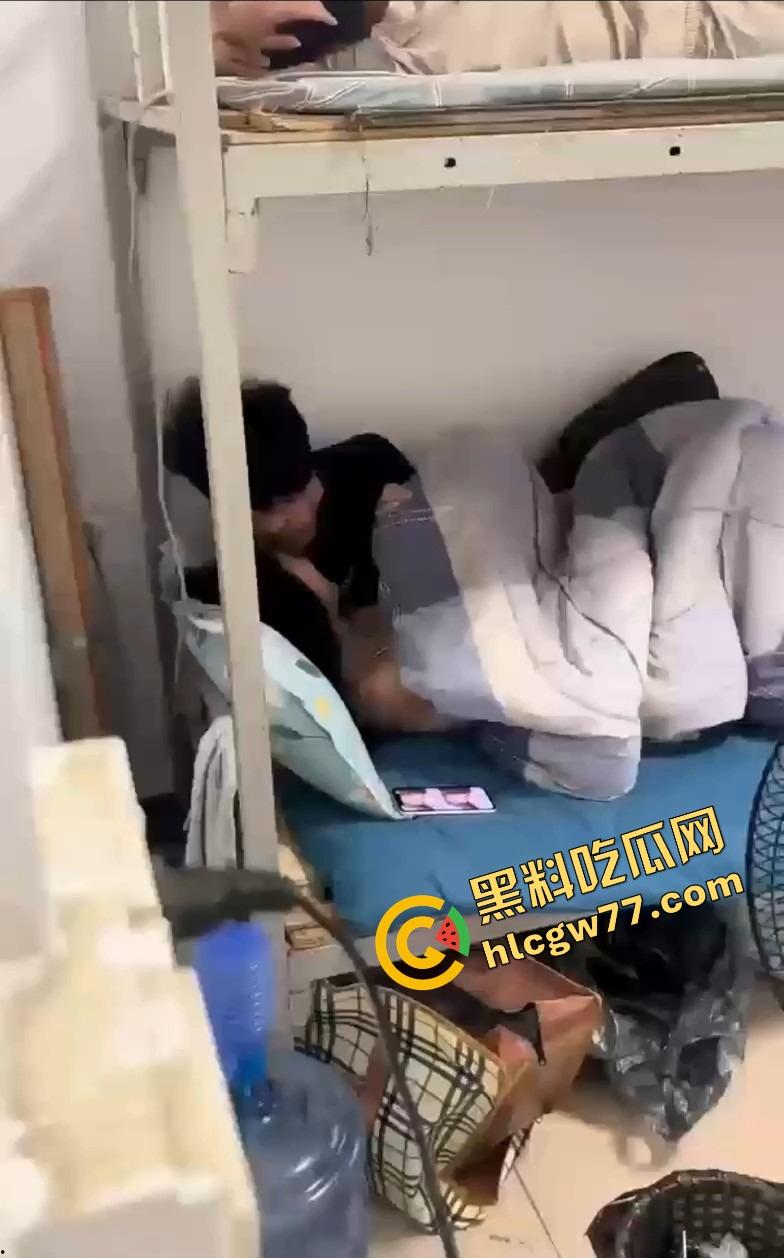 广西老表真会玩,带女友宿舍开车,下铺抱操缠成一团,上铺兄弟瑟瑟发抖快抑郁了! 第1张 广西老表真会玩,带女友宿舍开车,下铺抱操缠成一团,上铺兄弟瑟瑟发抖快抑郁了! 第1张