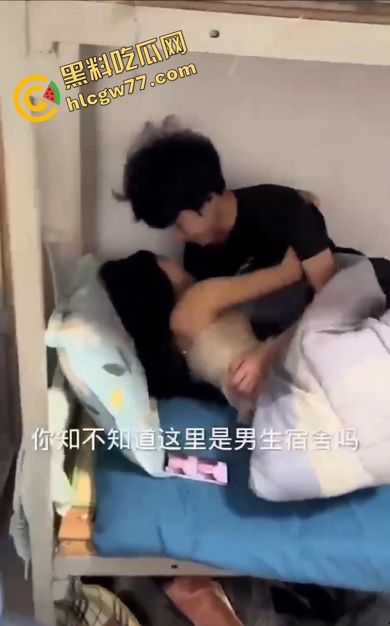 广西老表真会玩,带女友宿舍开车,下铺抱操缠成一团,上铺兄弟瑟瑟发抖快抑郁了! 第2张 广西老表真会玩,带女友宿舍开车,下铺抱操缠成一团,上铺兄弟瑟瑟发抖快抑郁了! 第2张