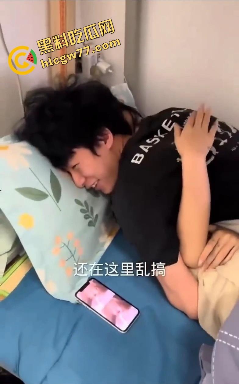 广西老表真会玩,带女友宿舍开车,下铺抱操缠成一团,上铺兄弟瑟瑟发抖快抑郁了! 第3张 广西老表真会玩,带女友宿舍开车,下铺抱操缠成一团,上铺兄弟瑟瑟发抖快抑郁了! 第3张