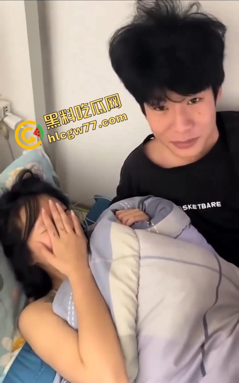 广西老表真会玩,带女友宿舍开车,下铺抱操缠成一团,上铺兄弟瑟瑟发抖快抑郁了! 第6张 广西老表真会玩,带女友宿舍开车,下铺抱操缠成一团,上铺兄弟瑟瑟发抖快抑郁了! 第6张