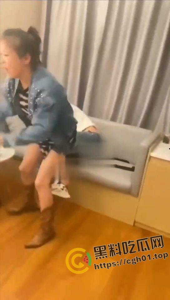 上阵父子兵!爸爸带着儿子捉奸妈妈 小三被打头破血流 儿子表示我妈的逼只有我爸能操 第7张 上阵父子兵!爸爸带着儿子捉奸妈妈 小三被打头破血流 儿子表示我妈的逼只有我爸能操 第7张