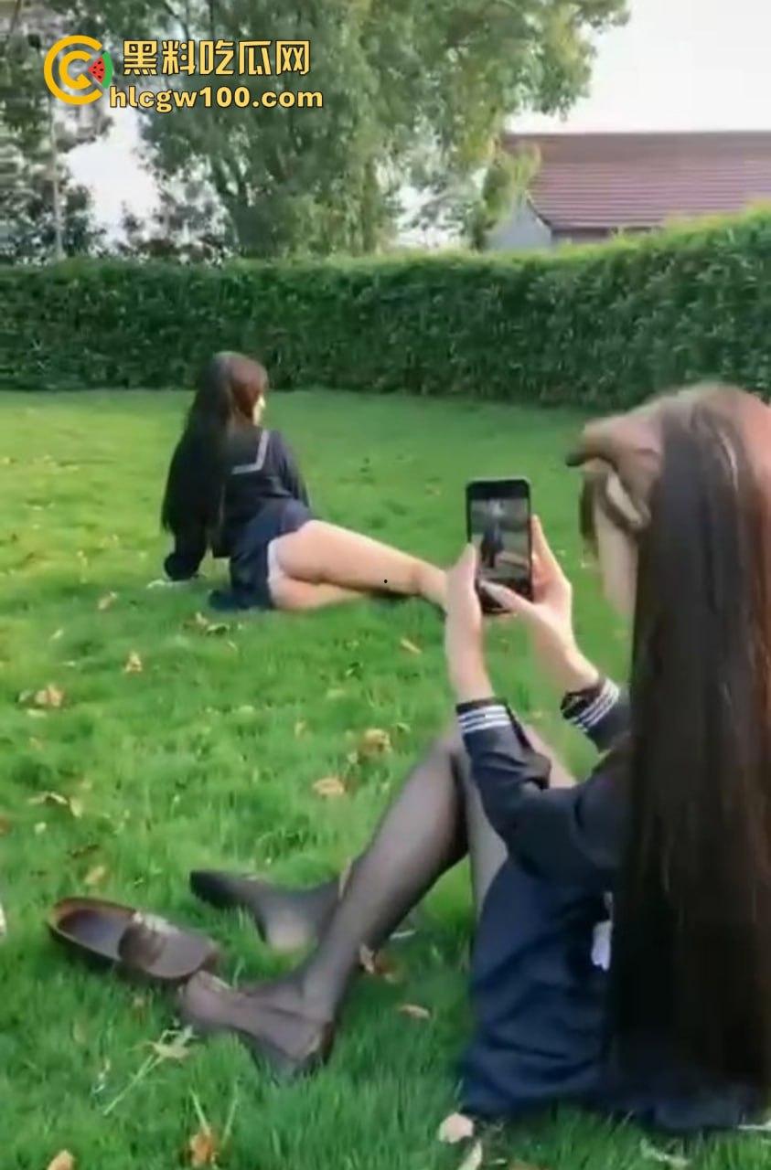 骚鸡拍照骚气冲天,姿势一个比一个奇葩!撅屁股抬腿扭腰放骚味,拍个照片都能把镜头熏裂! 第12张 骚鸡拍照骚气冲天,姿势一个比一个奇葩!撅屁股抬腿扭腰放骚味,拍个照片都能把镜头熏裂! 第12张