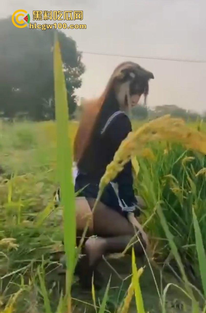 骚鸡拍照骚气冲天,姿势一个比一个奇葩!撅屁股抬腿扭腰放骚味,拍个照片都能把镜头熏裂! 第13张 骚鸡拍照骚气冲天,姿势一个比一个奇葩!撅屁股抬腿扭腰放骚味,拍个照片都能把镜头熏裂! 第13张