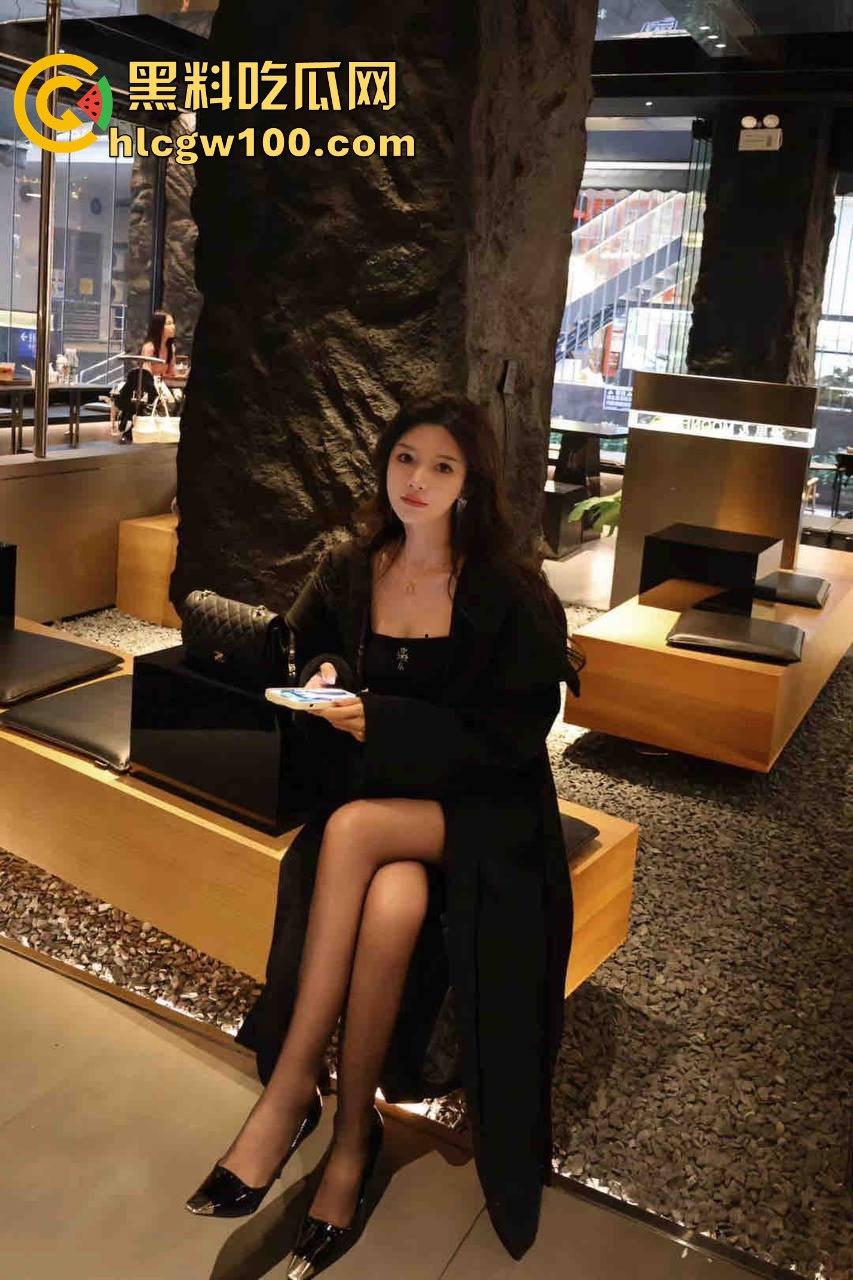 骚鸡拍照骚气冲天,姿势一个比一个奇葩!撅屁股抬腿扭腰放骚味,拍个照片都能把镜头熏裂! 第18张 骚鸡拍照骚气冲天,姿势一个比一个奇葩!撅屁股抬腿扭腰放骚味,拍个照片都能把镜头熏裂! 第18张