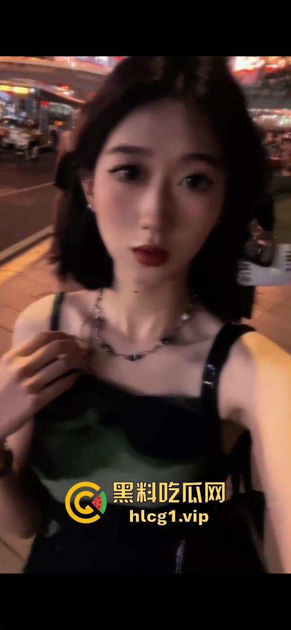 路虎女王之后山东再上大分！烟台民警游敏岑高铁上穿华伦天奴完成主人任务！  第9张