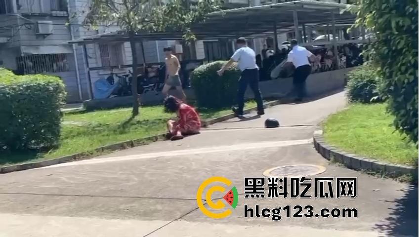 妻子惹到什么了?小区血腥杀人老公穿短裤当街持刀追砍,爱时脱她衣不爱时剐她肉! 第3张 妻子惹到什么了?小区血腥杀人老公穿短裤当街持刀追砍,爱时脱她衣不爱时剐她肉! 第3张