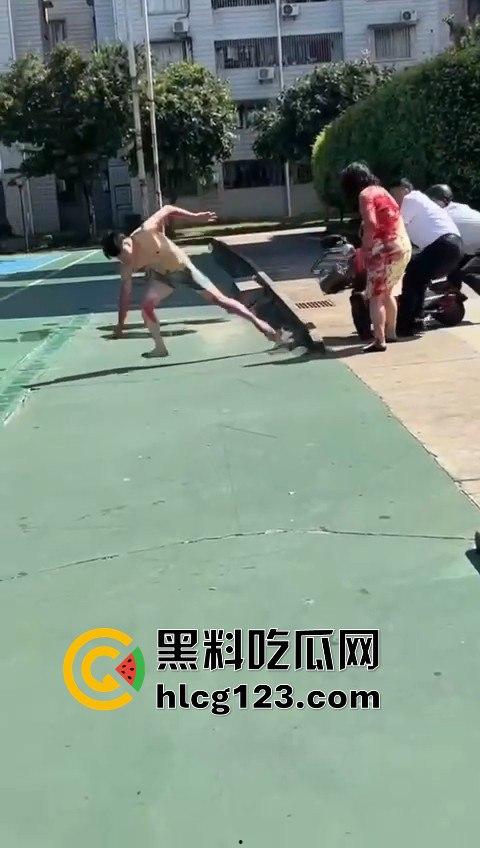 妻子惹到什么了?小区血腥杀人老公穿短裤当街持刀追砍,爱时脱她衣不爱时剐她肉! 第5张 妻子惹到什么了?小区血腥杀人老公穿短裤当街持刀追砍,爱时脱她衣不爱时剐她肉! 第5张