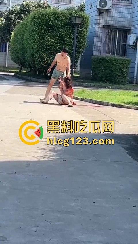 妻子惹到什么了?小区血腥杀人老公穿短裤当街持刀追砍,爱时脱她衣不爱时剐她肉! 第6张 妻子惹到什么了?小区血腥杀人老公穿短裤当街持刀追砍,爱时脱她衣不爱时剐她肉! 第6张