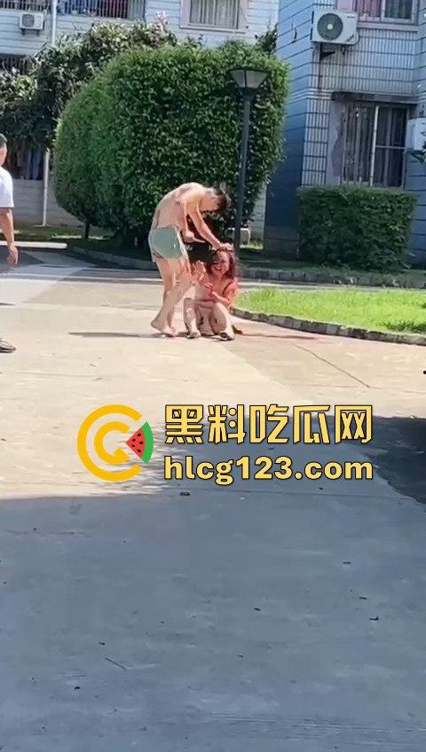 妻子惹到什么了?小区血腥杀人老公穿短裤当街持刀追砍,爱时脱她衣不爱时剐她肉! 第7张 妻子惹到什么了?小区血腥杀人老公穿短裤当街持刀追砍,爱时脱她衣不爱时剐她肉! 第7张