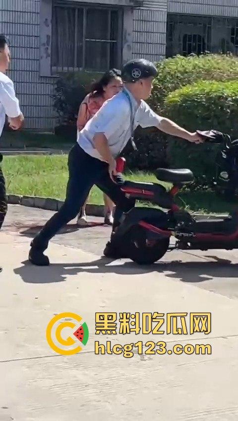妻子惹到什么了?小区血腥杀人老公穿短裤当街持刀追砍,爱时脱她衣不爱时剐她肉! 第8张 妻子惹到什么了?小区血腥杀人老公穿短裤当街持刀追砍,爱时脱她衣不爱时剐她肉! 第8张