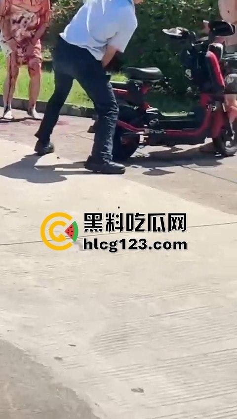 妻子惹到什么了?小区血腥杀人老公穿短裤当街持刀追砍,爱时脱她衣不爱时剐她肉! 第9张 妻子惹到什么了?小区血腥杀人老公穿短裤当街持刀追砍,爱时脱她衣不爱时剐她肉! 第9张