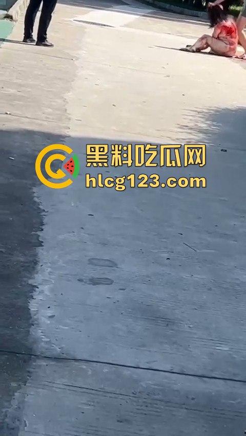 妻子惹到什么了?小区血腥杀人老公穿短裤当街持刀追砍,爱时脱她衣不爱时剐她肉! 第10张 妻子惹到什么了?小区血腥杀人老公穿短裤当街持刀追砍,爱时脱她衣不爱时剐她肉! 第10张