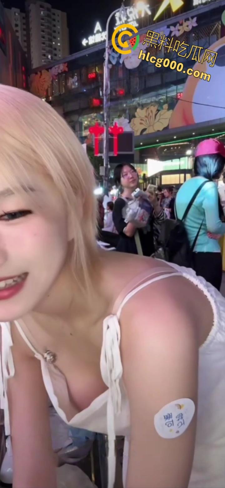 抖音网红【帅气的四喜】,户外榨果汁大翻车!弯腰瞬间粉嫩奶头一览无余,掌握流量密码,太懂观众了 ! 第4张 抖音网红【帅气的四喜】,户外榨果汁大翻车!弯腰瞬间粉嫩奶头一览无余,掌握流量密码,太懂观众了 ! 第4张