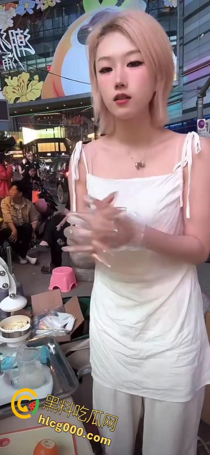 抖音网红【帅气的四喜】,户外榨果汁大翻车!弯腰瞬间粉嫩奶头一览无余,掌握流量密码,太懂观众了 ! 第5张 抖音网红【帅气的四喜】,户外榨果汁大翻车!弯腰瞬间粉嫩奶头一览无余,掌握流量密码,太懂观众了 ! 第5张