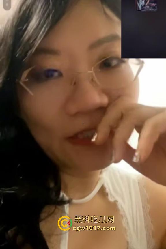 抖音斯文钢琴老师【乐尽奇妙】,白天教琴优雅端庄,晚上开双视角会议,翘屁股勾金主,不仅钢琴弹得好,跳舞也不错! 第3张 抖音斯文钢琴老师【乐尽奇妙】,白天教琴优雅端庄,晚上开双视角会议,翘屁股勾金主,不仅钢琴弹得好,跳舞也不错! 第3张