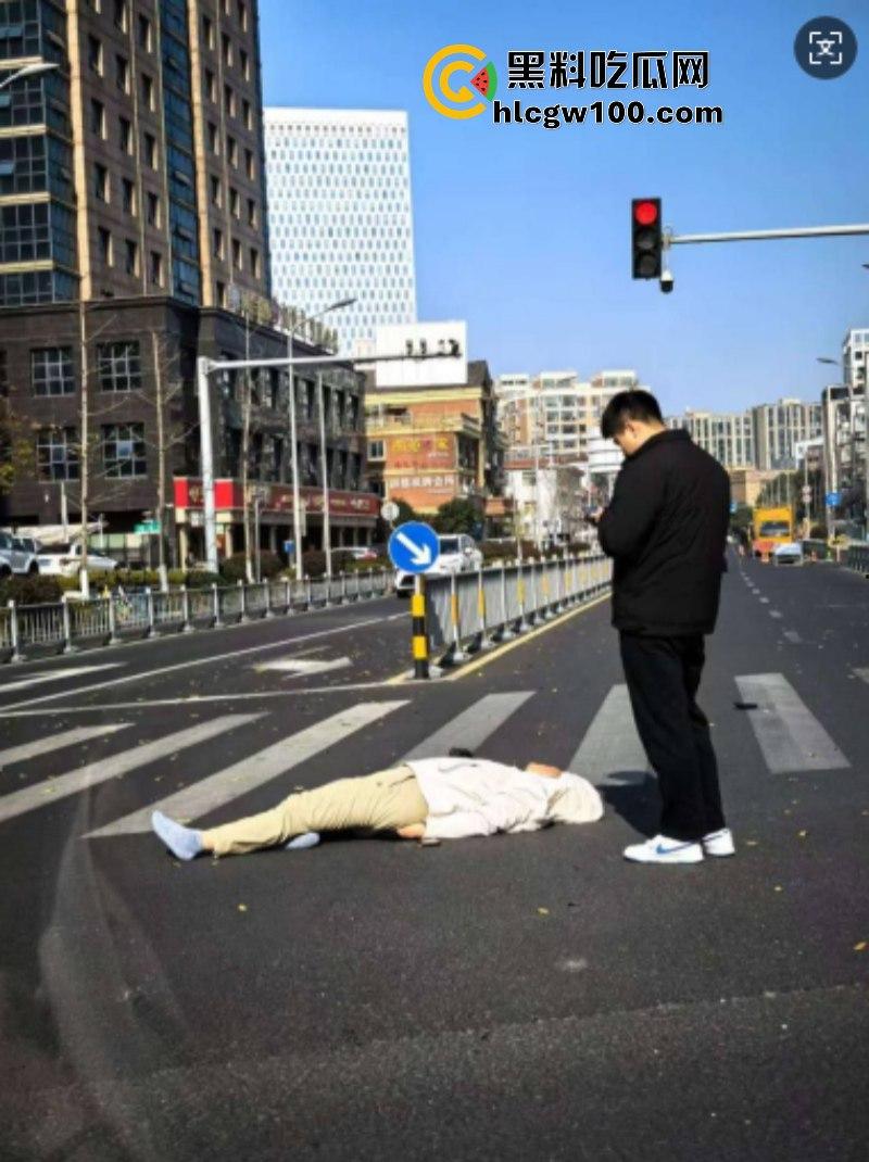 装逼撞死人！小米su7销售带客户试驾新车 红灯弹射起步 撞飞骑车路人 生死不明  第9张