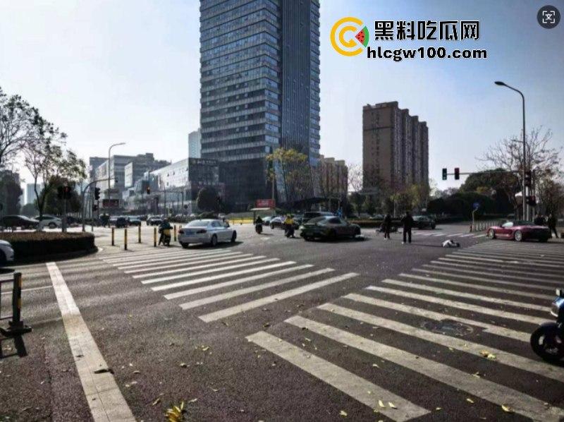 装逼撞死人！小米su7销售带客户试驾新车 红灯弹射起步 撞飞骑车路人 生死不明  第10张