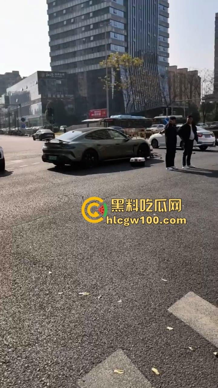 装逼撞死人！小米su7销售带客户试驾新车 红灯弹射起步 撞飞骑车路人 生死不明  第11张