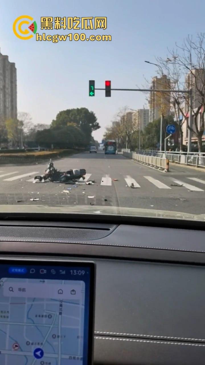 装逼撞死人！小米su7销售带客户试驾新车 红灯弹射起步 撞飞骑车路人 生死不明  第12张