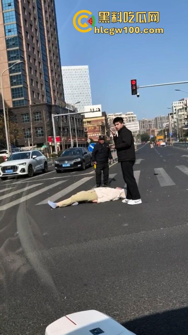 装逼撞死人！小米su7销售带客户试驾新车 红灯弹射起步 撞飞骑车路人 生死不明  第13张