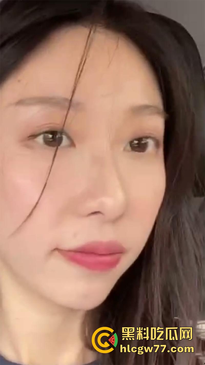 俩孩辣妈出轨偷情，河北邯郸气质少妇张津津，平时高冷女神，到床上竟然可以口交毒龙！  第1张