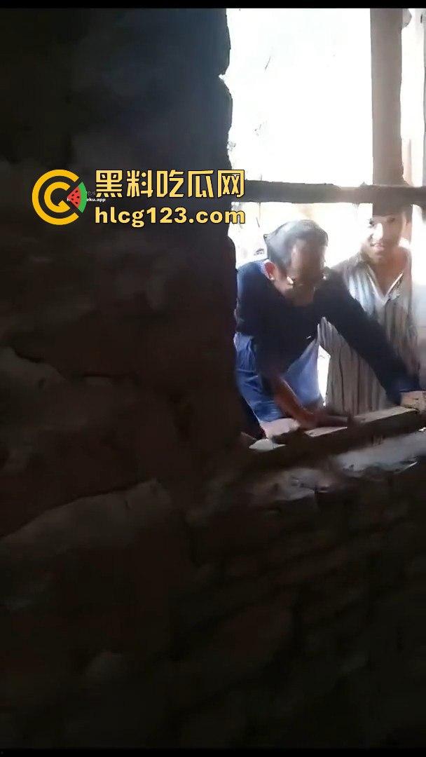 村里来了个黑人,大爷们竟然让痴呆女去陪操!破屋里全程直播,跟看真人重口味A片一样! 第3张 村里来了个黑人,大爷们竟然让痴呆女去陪操!破屋里全程直播,跟看真人重口味A片一样! 第3张