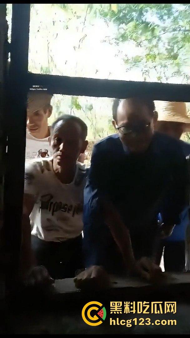 村里来了个黑人,大爷们竟然让痴呆女去陪操!破屋里全程直播,跟看真人重口味A片一样! 第4张 村里来了个黑人,大爷们竟然让痴呆女去陪操!破屋里全程直播,跟看真人重口味A片一样! 第4张