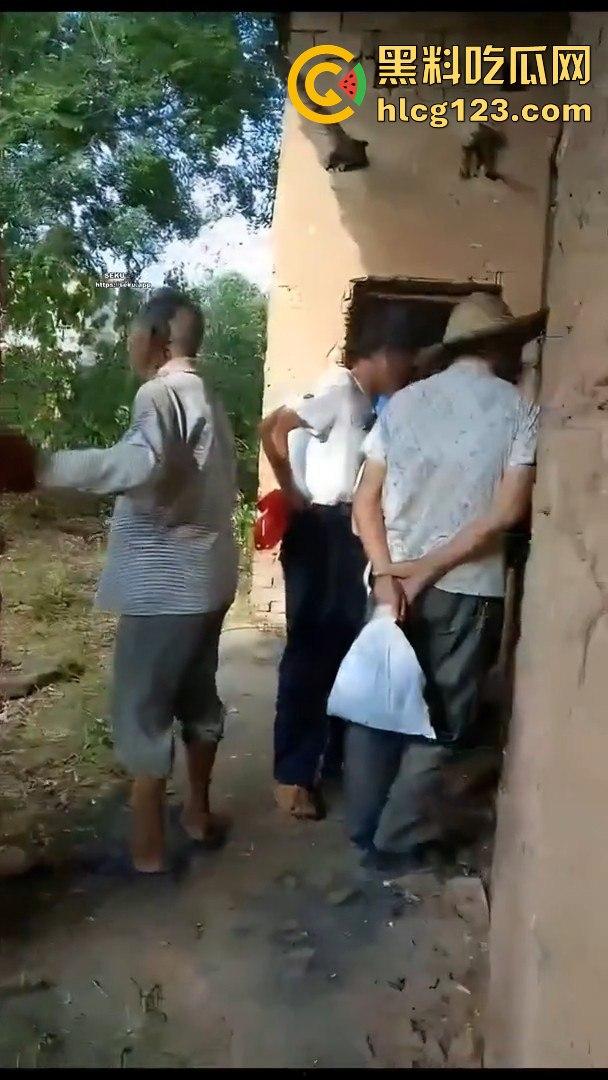 村里来了个黑人,大爷们竟然让痴呆女去陪操!破屋里全程直播,跟看真人重口味A片一样! 第9张 村里来了个黑人,大爷们竟然让痴呆女去陪操!破屋里全程直播,跟看真人重口味A片一样! 第9张