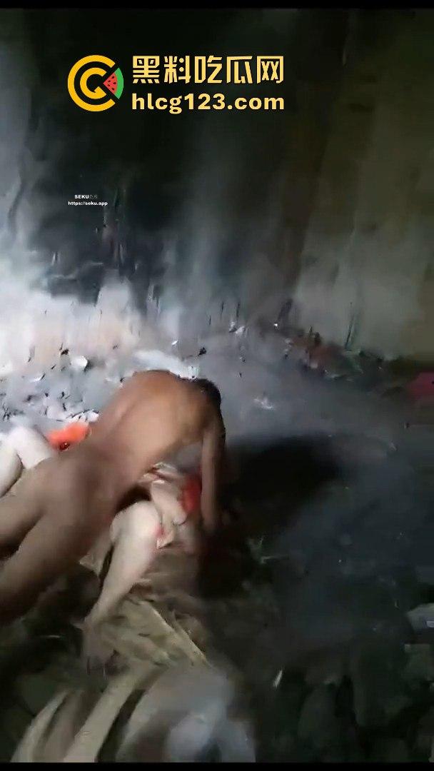 村里来了个黑人,大爷们竟然让痴呆女去陪操!破屋里全程直播,跟看真人重口味A片一样! 第11张 村里来了个黑人,大爷们竟然让痴呆女去陪操!破屋里全程直播,跟看真人重口味A片一样! 第11张