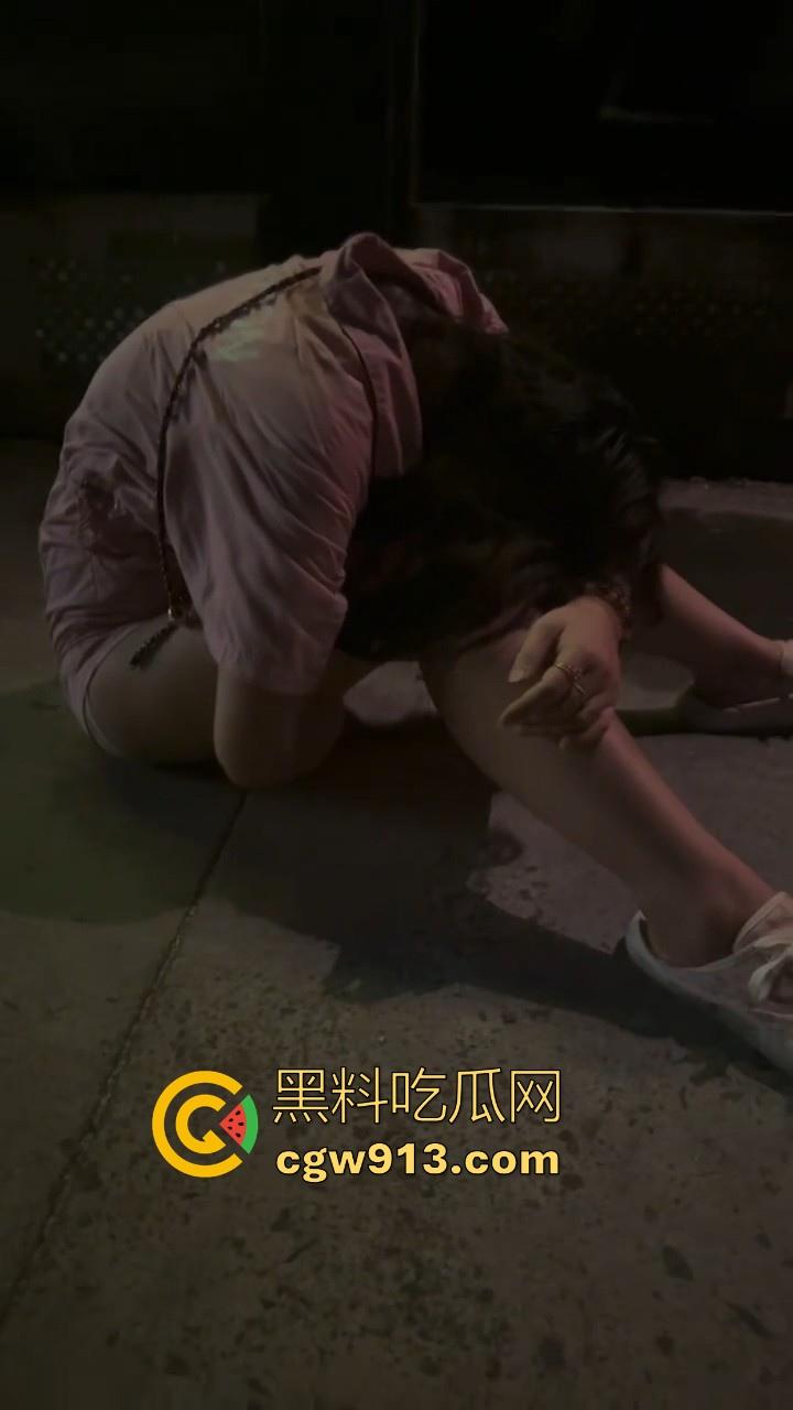 深夜酒吧收留醉酒小骚逼，喝的迷迷糊糊只能将其带回酒店醒酒，猛灌醒酒小精液立竿见影，请叫我雷锋！  第4张