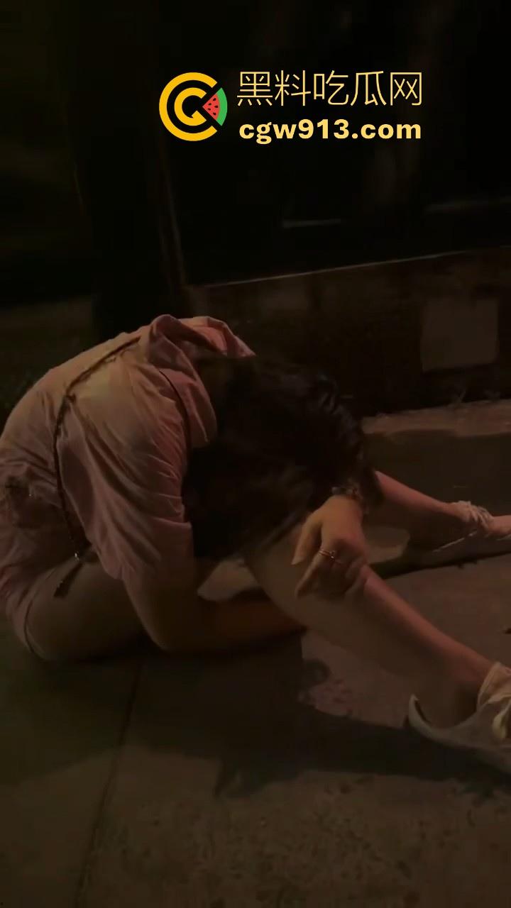 深夜酒吧收留醉酒小骚逼，喝的迷迷糊糊只能将其带回酒店醒酒，猛灌醒酒小精液立竿见影，请叫我雷锋！  第5张