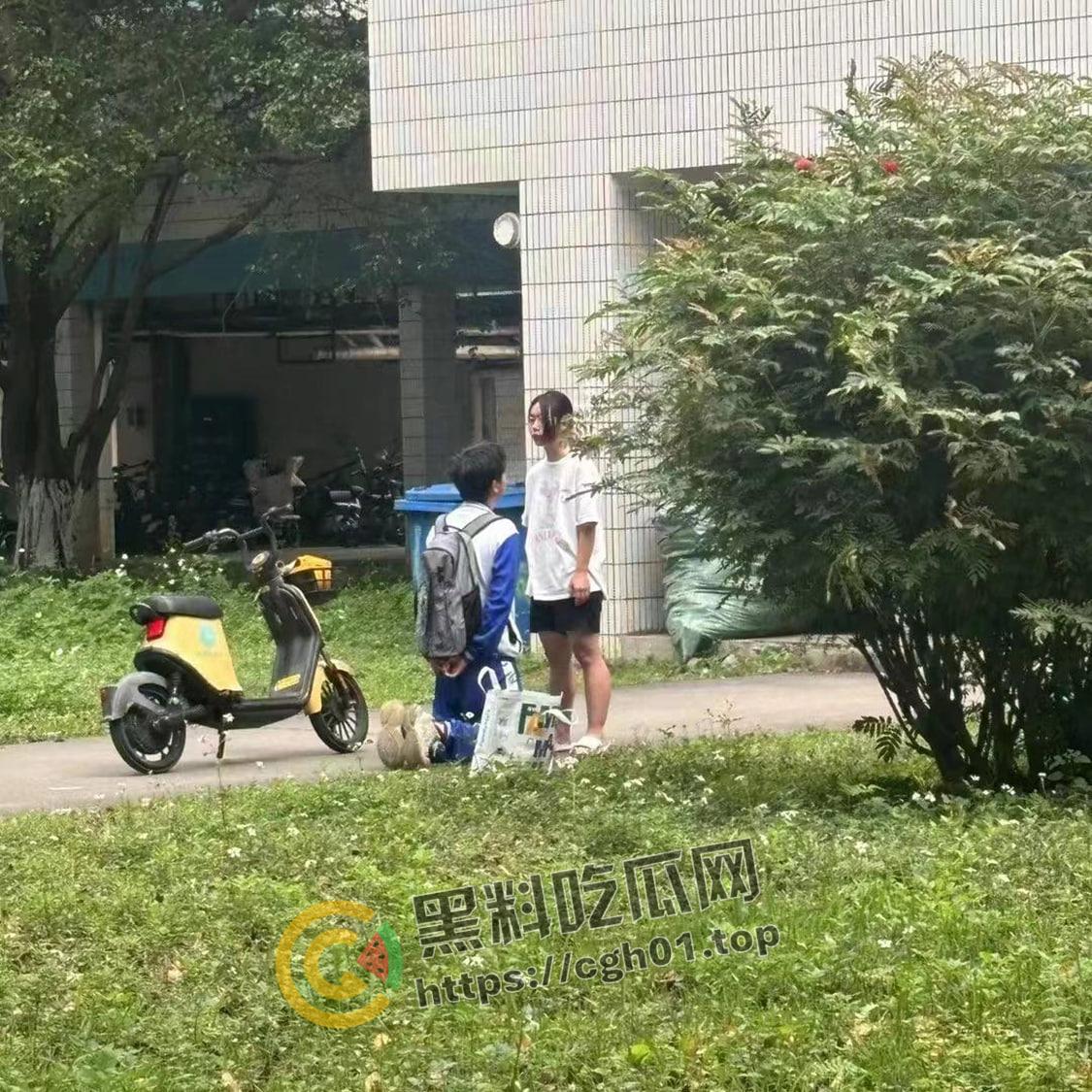 华南农业大学大瓜!高中生小男友跪宿舍楼下求原谅 被大学女友狂扇巴掌 吃瓜现场直达 第1张 华南农业大学大瓜!高中生小男友跪宿舍楼下求原谅 被大学女友狂扇巴掌 吃瓜现场直达 第1张