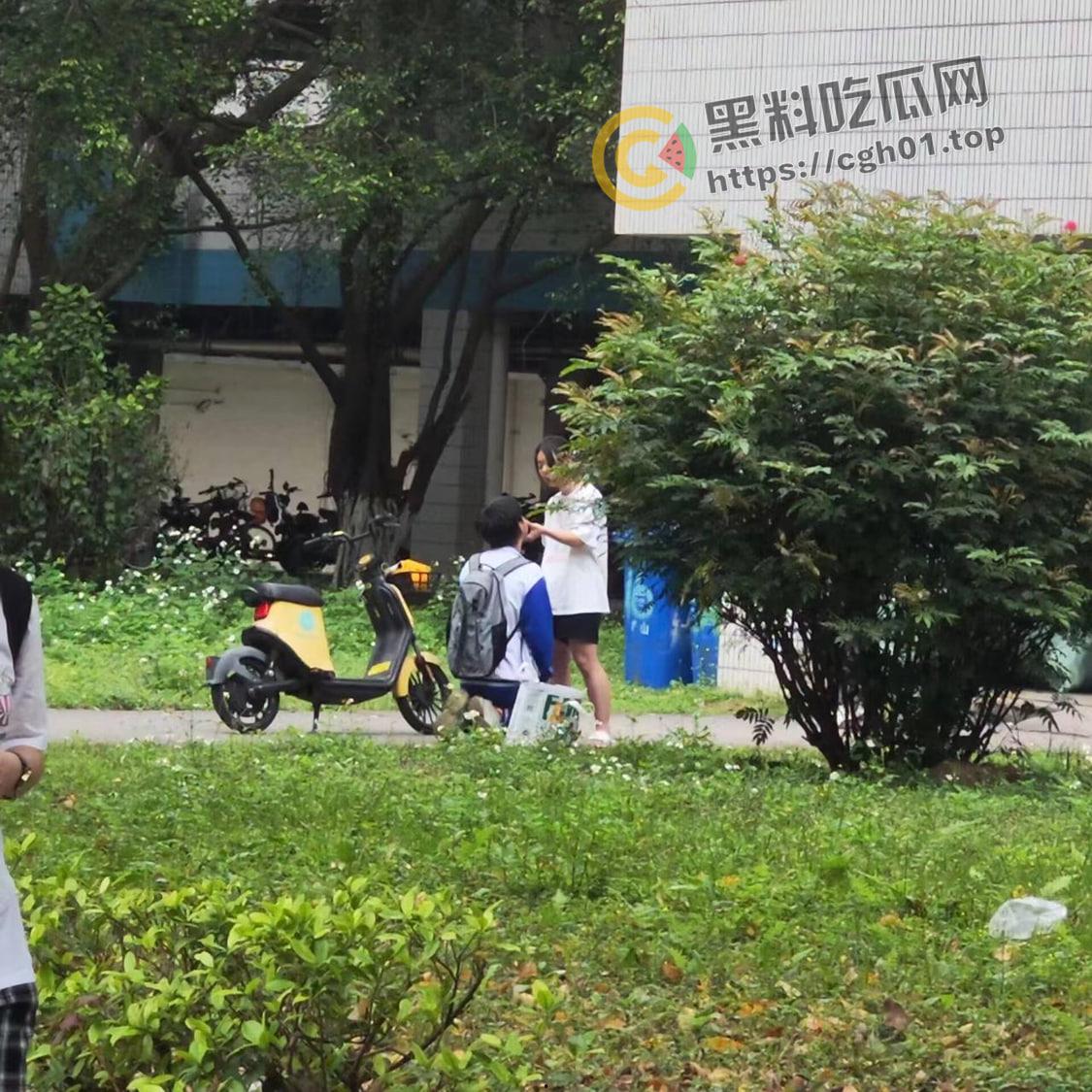 华南农业大学大瓜!高中生小男友跪宿舍楼下求原谅 被大学女友狂扇巴掌 吃瓜现场直达 第2张 华南农业大学大瓜!高中生小男友跪宿舍楼下求原谅 被大学女友狂扇巴掌 吃瓜现场直达 第2张