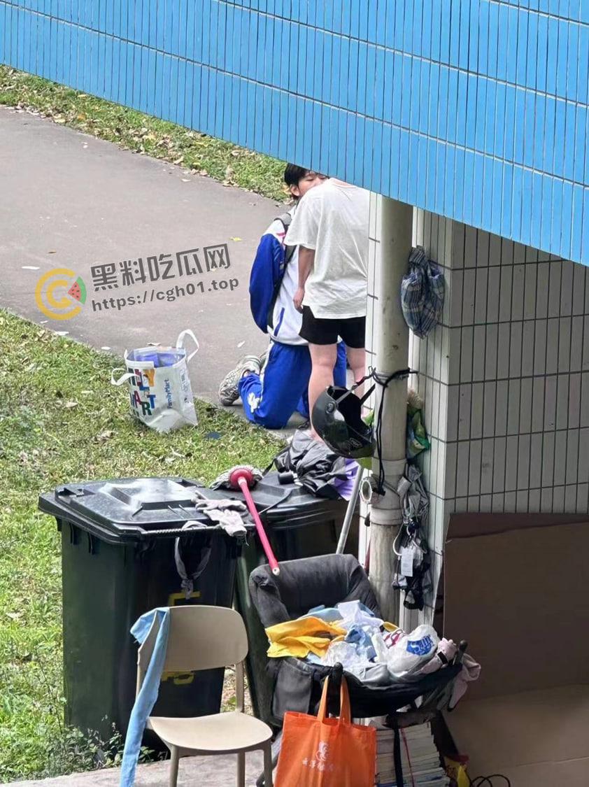 华南农业大学大瓜!高中生小男友跪宿舍楼下求原谅 被大学女友狂扇巴掌 吃瓜现场直达 第3张 华南农业大学大瓜!高中生小男友跪宿舍楼下求原谅 被大学女友狂扇巴掌 吃瓜现场直达 第3张