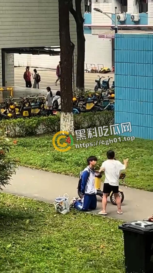 华南农业大学大瓜!高中生小男友跪宿舍楼下求原谅 被大学女友狂扇巴掌 吃瓜现场直达 第5张 华南农业大学大瓜!高中生小男友跪宿舍楼下求原谅 被大学女友狂扇巴掌 吃瓜现场直达 第5张