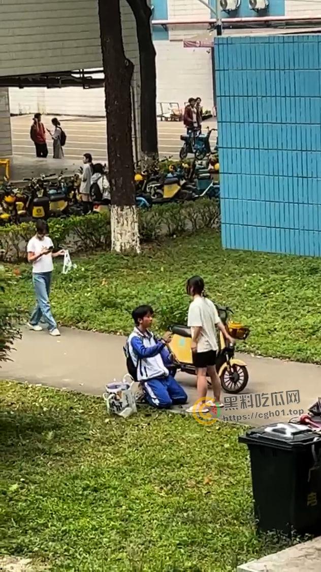 华南农业大学大瓜!高中生小男友跪宿舍楼下求原谅 被大学女友狂扇巴掌 吃瓜现场直达 第6张 华南农业大学大瓜!高中生小男友跪宿舍楼下求原谅 被大学女友狂扇巴掌 吃瓜现场直达 第6张