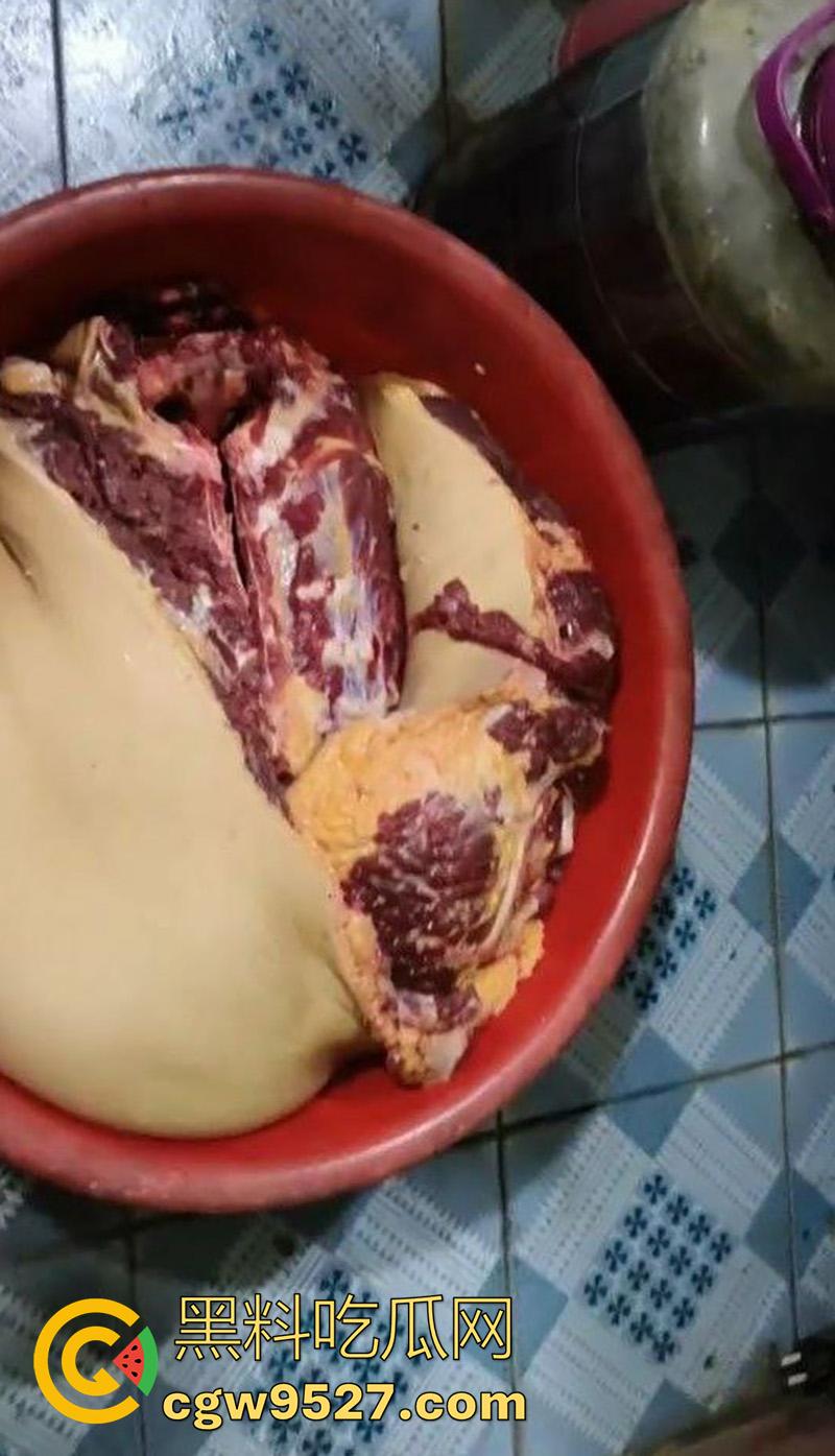 暗网越南屠夫案,男子自愿被杀,多角度砍头血如泉涌,干脆利落几秒剁头,现场原视频流出! 第3张 暗网越南屠夫案,男子自愿被杀,多角度砍头血如泉涌,干脆利落几秒剁头,现场原视频流出! 第3张