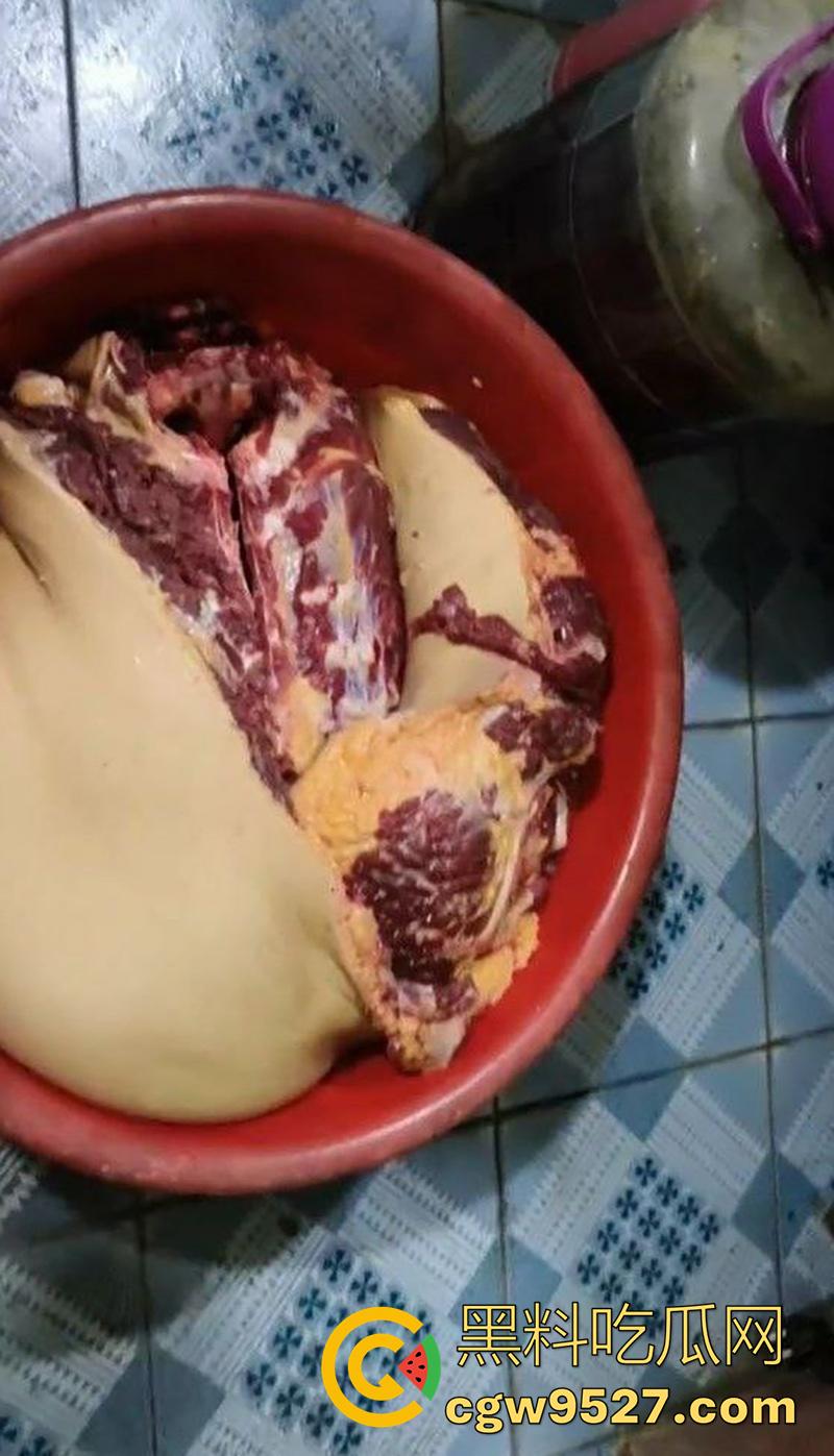 暗网越南屠夫案,男子自愿被杀,多角度砍头血如泉涌,干脆利落几秒剁头,现场原视频流出! 第10张 暗网越南屠夫案,男子自愿被杀,多角度砍头血如泉涌,干脆利落几秒剁头,现场原视频流出! 第10张