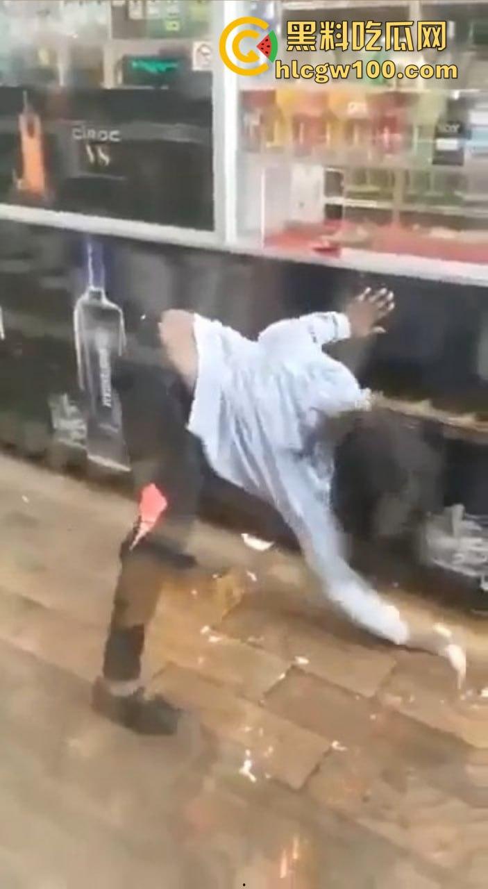 黑妹骚操作放尿全程公开,姿势熟练到让人看呆,完事还知道擦一擦,这骚劲真是让人服了! 第4张 黑妹骚操作放尿全程公开,姿势熟练到让人看呆,完事还知道擦一擦,这骚劲真是让人服了! 第4张