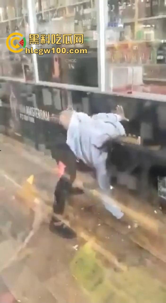 黑妹骚操作放尿全程公开,姿势熟练到让人看呆,完事还知道擦一擦,这骚劲真是让人服了! 第5张 黑妹骚操作放尿全程公开,姿势熟练到让人看呆,完事还知道擦一擦,这骚劲真是让人服了! 第5张