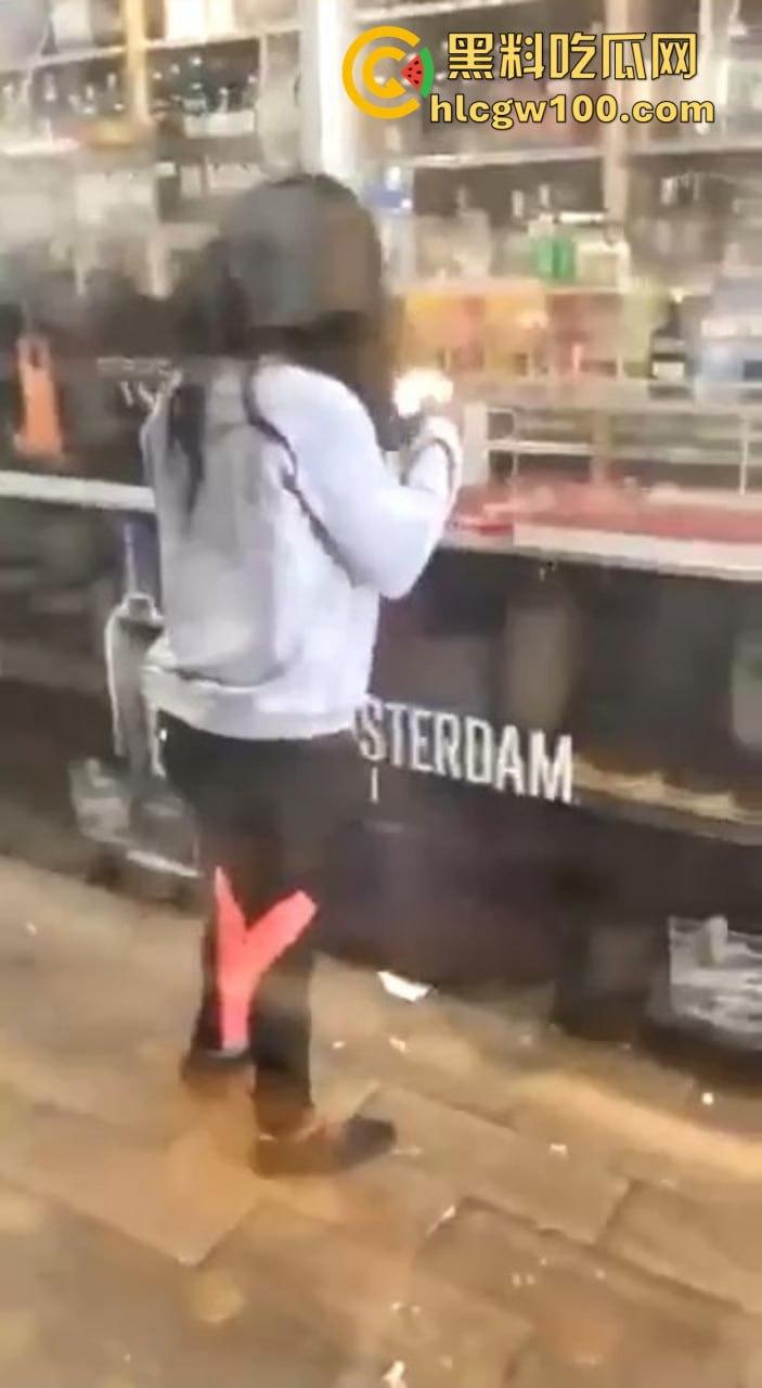 黑妹骚操作放尿全程公开,姿势熟练到让人看呆,完事还知道擦一擦,这骚劲真是让人服了! 第7张 黑妹骚操作放尿全程公开,姿势熟练到让人看呆,完事还知道擦一擦,这骚劲真是让人服了! 第7张